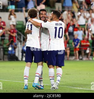 Austin, Texas, USA. 10.. Juni 2022. Der US-Stürmer Brendan Aaronson (11) und der Stürmer Christian Pulisic (10) gratulieren dem Stürmer Jesus Ferriera (Mitte) zum Tor während eines Spiels der CONCACAF Nations League am 10. Juni 2022 in Austin, Texas. Ferriera erzielte beim 5-0-Sieg über Grenada vier der fünf Tore der USA. (Bild: © Scott Coleman/ZUMA Press Wire) Bild: ZUMA Press, Inc./Alamy Live News Stockfoto