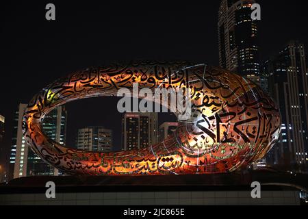 Nächtliches beleuchtetes Museum der Zukunft, Downtown, Sheikh Zayed Road, Dubai, Vereinigte Arabische Emirate, Naher Osten Stockfoto