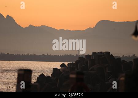 Blick auf den Sonnenuntergang von Kapstadt, VA Waterfront, Houts Bay, gelber Himmel und Küstenspaziergang Stockfoto