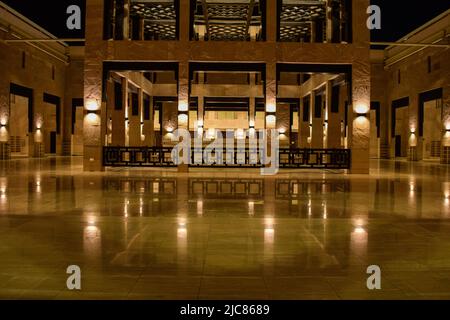 Nachtansicht der großen Moschee von Sheikha Salama in der Stadt Al Ain. Stockfoto