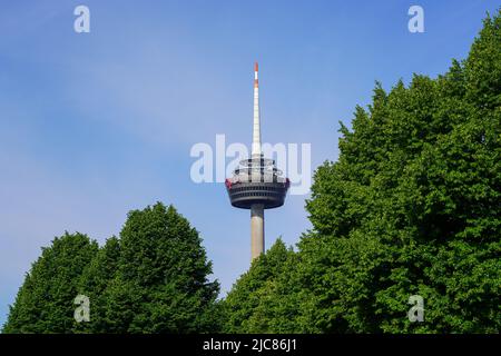 Colonius Köln, Kölner Fernsehturm, Blick vom August Sander Park. Köln, Nordrhein-Westfalen, Deutschland, 22.5.22 Stockfoto