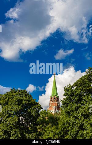 Moskau, Russland - 04. Juni 2022: Moskauer Kreml Turm im Sommer. Hochwertige Fotos Stockfoto