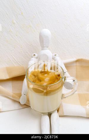 Dalgona-Kaffee oder Schlagkaffee. Neuer beliebter Trend bei Speisen und Getränken. Heller Hintergrund. Vertikales Foto Stockfoto