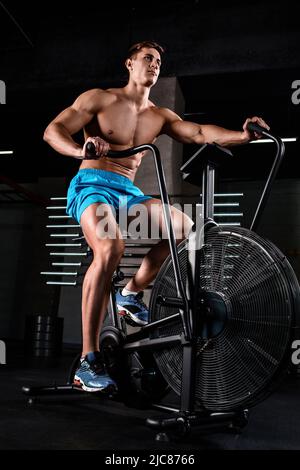 Porträt eines körperlich fittern Mannes in einem modernen Fitnesscenter Stockfoto