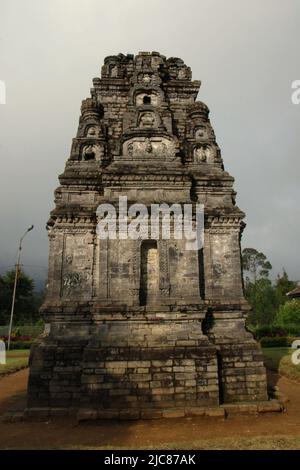 Bima-Tempel, alter Hindu-Tempel auf dem Dieng-Hochplateau, der administrativ in Dieng Kulon, Batur, Banjarnegara, Zentral-Java, Indonesien liegt. Stockfoto