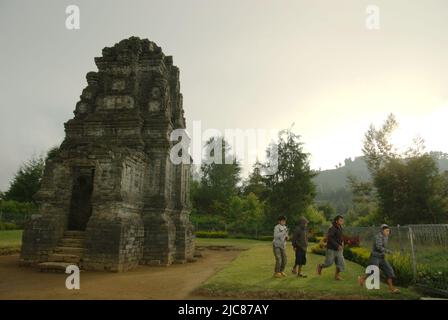 Kinder, die sich im Bima-Tempel, einem alten Hindu-Tempel auf dem Dieng-Hochplateau, der administrativ in Dieng Kulon, Batur, Banjarnegara, Zentral-Java, Indonesien, liegt, Freizeit haben. Stockfoto