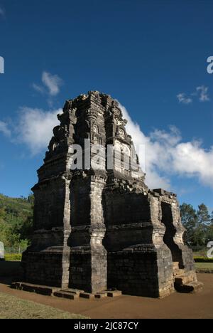 Bima-Tempel, alter Hindu-Tempel auf dem Dieng-Hochplateau, der administrativ in Dieng Kulon, Batur, Banjarnegara, Zentral-Java, Indonesien liegt. Stockfoto