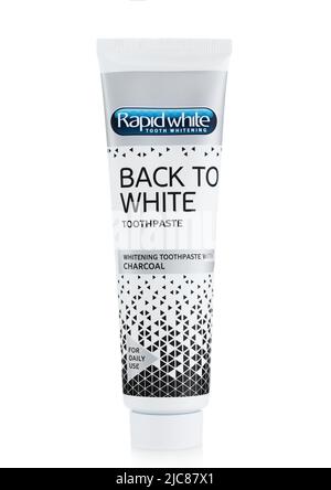 LONDON, UK - 29. MAI 2022: Schwarz-weiße Zahnpasta mit Holzkohle auf Weiß. Produkt von Rapid White Stockfoto