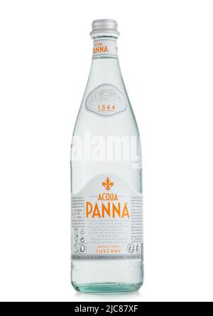 LONDON, UK - 10. MAI 2022 : Glasflasche mit ACQUA PANNA stillem Mineralwasser auf Weiß. Stockfoto
