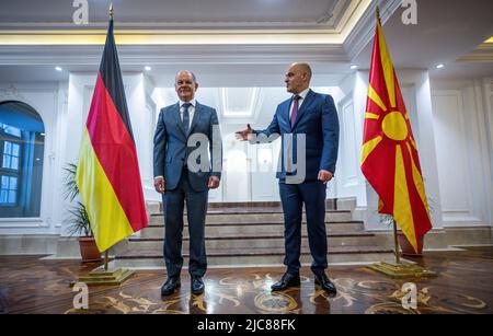 Skopje, Nordmakedonien. 11.. Juni 2022. Bundeskanzler Olaf Scholz (l, SPD) wird in Nordmakedonien von Premierminister Dimitar Kovacevski begrüßt. Am zweiten Tag seiner Balkan-Reise besucht Scholz Nordmakedonien und Bulgarien. Quelle: Michael Kappeler/dpa/Alamy Live News Stockfoto