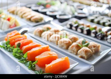 Buffet auf weißem Tischtuch Stockfoto