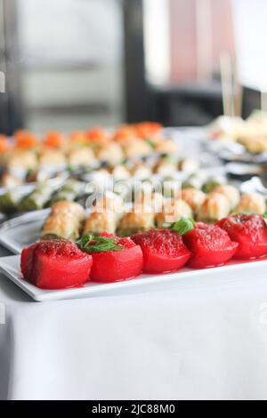 Buffet auf weißem Tischtuch Stockfoto