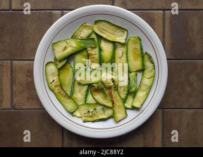 Zucchini aka Zucchini Gemüse vegetarisches Essen in einem Gericht Stockfoto
