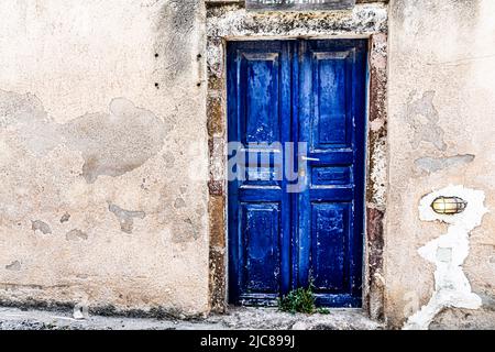 Traditionelle Eingangstür in einem griechischen Stadthaus auf der Insel Santorini Stockfoto