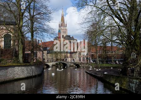 Architektonisches Detail der Stadt Brügge, der Hauptstadt und größten Stadt der Provinz Westflandern im Nordwesten Belgiens Stockfoto