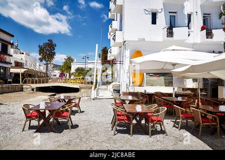 Street Cafe mit Tischen am Strand mit Blick auf das Meer in Bodrum Stadt in der Türkei Stockfoto