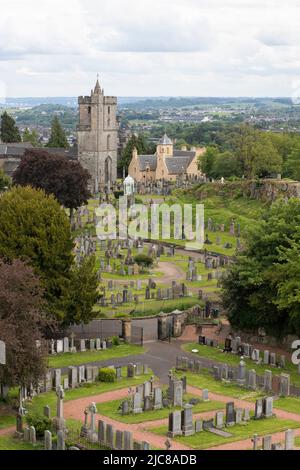 Die Kirche der Heiligen Unhöflichkeit mit historischen Friedhöfen im Vordergrund, aus Sicht von Stirling Castle, Schottland. Stockfoto