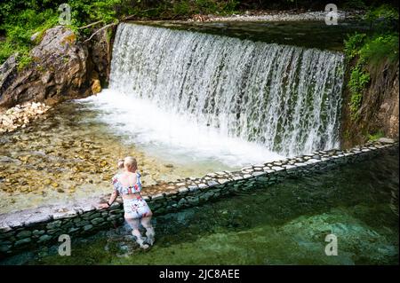 Blonde Frau im Badeanzug Baden in den heißen Quellen von Loutra Pozar Stockfoto