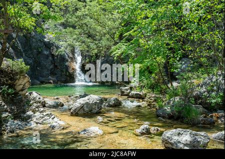 Orlias Wasserfall mit einem grünen Pool am Olymp in Griechenland Stockfoto