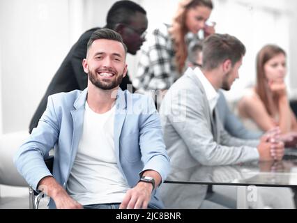 Gruppe von Modedesignern diskutieren Designs in einem Studio Stockfoto