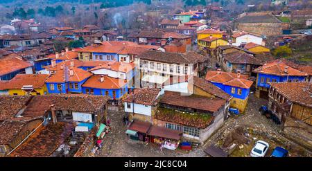 Luftaufnahme des Dorfes Cumalikizik in Bursa, Türkei. 700 Jahre altes osmanisches Dorf. Das Dorf wurde als UNESCO-Weltkulturerbe anerkannt. Stockfoto