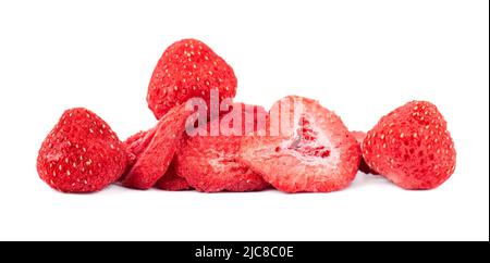 Trockene Erdbeere isoliert auf weißem Hintergrund. Dehydrierte Erdbeeren-Chips Stockfoto