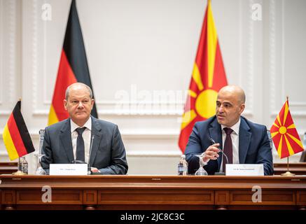 Skopje, Nordmakedonien. 11.. Juni 2022. Bundeskanzler Olaf Scholz (l, SPD) sitzt neben Premierminister Dimitar Kovacevski im Norden Mazedoniens. Am zweiten Tag seiner Balkan-Reise besucht Scholz Nordmakedonien und Bulgarien. Quelle: Michael Kappeler/dpa/Alamy Live News Stockfoto