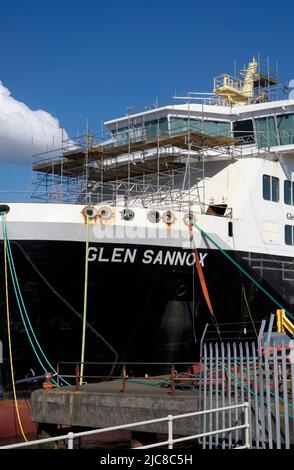 Port Glasgow, Schottland, Großbritannien, April 23. 2022, Ferguson Marine Werft und der Fortschritt der neuen Calmac Fähre namens Glen Sannox Stockfoto