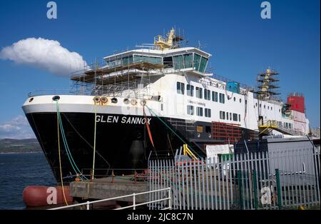 Port Glasgow, Schottland, Großbritannien, April 23. 2022, Ferguson Marine Werft und der Fortschritt der neuen Calmac Fähre namens Glen Sannox Stockfoto