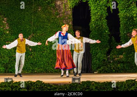 Lettische Tänzerinnen, die beim Internationalen Folklore-Festival 24., Varna Bulgaria 2015, in atemberaubenden bunten, hellen Kostümen gekleidet sind Stockfoto