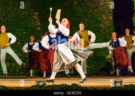 Lettische Tänzerinnen, die beim Internationalen Folklore-Festival 24., Varna Bulgaria 2015, in atemberaubenden bunten, hellen Kostümen gekleidet sind Stockfoto