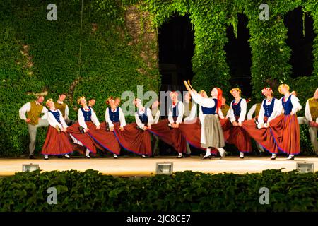 Lettische Tänzer in traditionellen Kostümen beim Internationalen Folklore-Festival 24., Varna Bulgarien 2015 Stockfoto