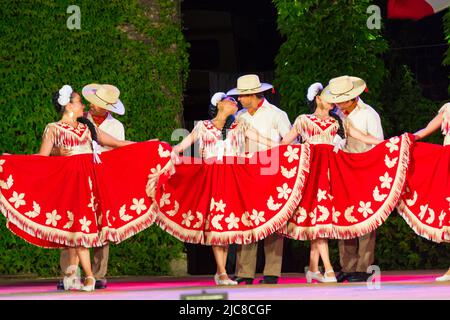 Mexikanische Tänzer, gekleidet in atemberaubende bunte helle Kostüme auf 24. International Folklore Festival, Varna Bulgarien 2015 Stockfoto