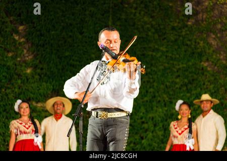 Mexikanische Tänzer, gekleidet in atemberaubende bunte helle Kostüme auf 24. International Folklore Festival, Varna Bulgarien 2015 Stockfoto