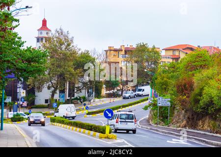 Blick auf Sozopol Town Street.Sozopol ist eine alte Küstenstadt und ein Ferienort, der 35 km südlich von Burgas an der südlichen bulgarischen Schwarzmeerküste liegt Stockfoto