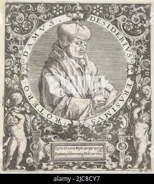 Büste von Erasmus von Rotterdam, die an einem Rednerpult schreibt. Mit Bordinschrift im ornamentalen Rahmen mit Insekten, Blumen und zwei Putten, Portrait von Erasmus von Rotterdam, Druckerei: Johann Theodor de Bry, Albrecht Dürer, Frankfurt am Main, c. 1597 - c. 1599, Papier, Gravur, H 140 mm × B 123 mm Stockfoto