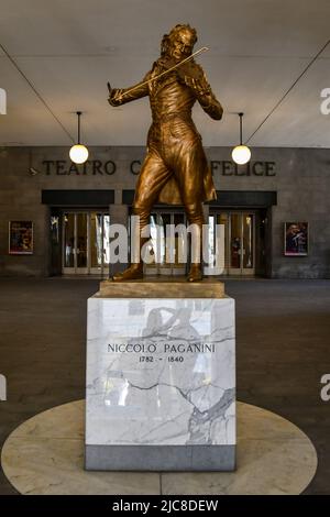 Vergoldete Bronzestatue von Niccolò Paganini (1782-1840), dem berühmten Genueser Geiger, vor dem Carlo Felice Theater von Genua, Ligurien, Italien Stockfoto