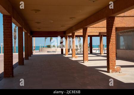 Ein Überhang von einem verlassenen Veranstaltungszentrum auf der Grünen Insel in Kuwait-Stadt, Kuwait Stockfoto