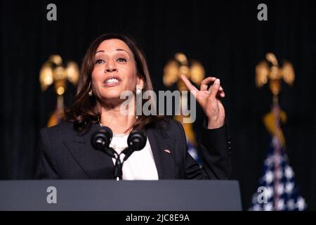 South Carolina, USA. 10.. Juni 2022. Vizepräsidentin Kamala Harris spricht beim Blue Palmetto Dinner der Demokratischen Partei von South Carolina am 10. Juni 2022 in Columbia, SC, USA, an die Menge. Foto von Sean Rayford/ Pool/ABACAPRESS.COM Quelle: Abaca Press/Alamy Live News Stockfoto