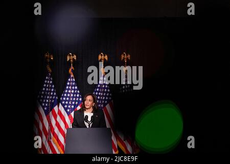 South Carolina, USA. 10.. Juni 2022. Vizepräsidentin Kamala Harris spricht beim Blue Palmetto Dinner der Demokratischen Partei von South Carolina am 10. Juni 2022 in Columbia, SC, USA, an die Menge. Foto von Sean Rayford/ Pool/ABACAPRESS.COM Quelle: Abaca Press/Alamy Live News Stockfoto