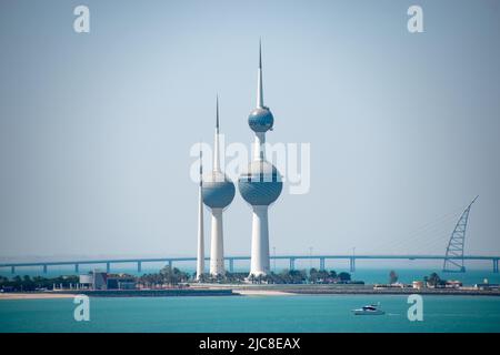 Die Kuwait Towers sind eine Gruppe von drei dünnen Türmen in Kuwait-Stadt, die auf einem Vorgebirge in den Persischen Golf stehen Stockfoto