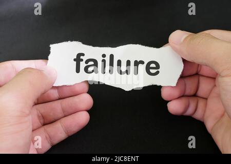 Fehlerkonzept behandeln und akzeptieren. Handbehaltenes Papier mit geschriebenem Wortfehler auf schwarzem Hintergrund. Stockfoto