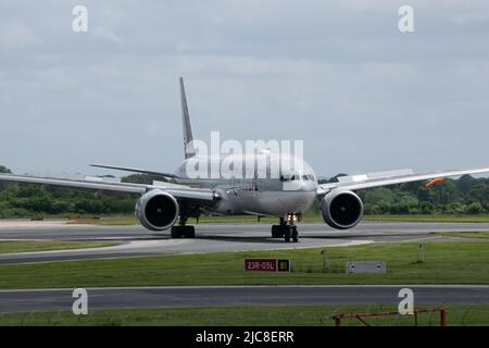 Qatar Airlines Boeing 777- 300 er auf der Start- und Landebahn am Manchester Airport UK Stockfoto