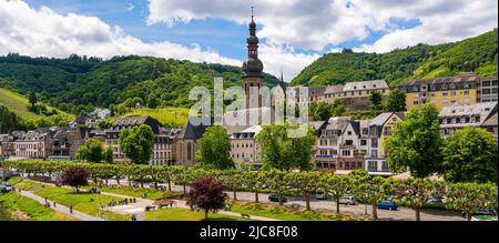 Cochem, Rheinland-Pfalz, Deutschland - 21. Mai 2022: Blick auf die Stadt Cochem und die St.-Martin-Kirche. Stockfoto