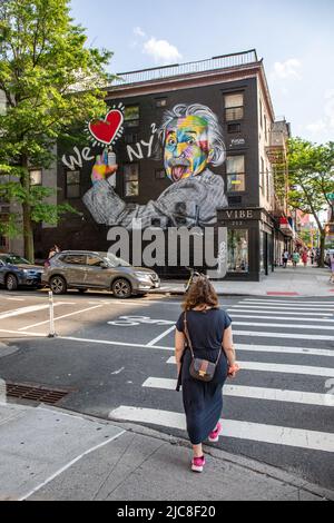 Wir lieben NY2. Ein Wandgemälde von Albert Einstein von Eduardo Kobra im Stadtteil Chelsea in New York City, Vereinigte Staaten von Amerika. Stockfoto