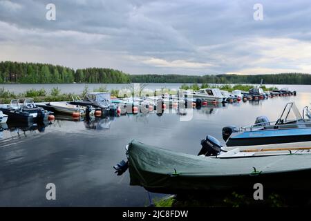 Boote von Menschen mit Sommerhäusern in der Nähe der Grenzzone am Pyhäjärvi-See auf der finnischen Seite des Finnland-Russland-borden Stockfoto