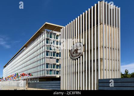 Genf Schweiz - 30. Mai 2022: Zeichen und Logo der Weltgesundheitsorganisation (WHO/OMS) auf dem Hauptquartier Stockfoto