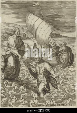 Buchillustration zur Geschichte Christi und seiner Jünger im Sturm auf dem See von Galilee (Matthäus 14: 24-31 ). Die Jünger Christi segeln in einem Boot über den See von Galilee während eines Sturms. Christus folgt ihnen über das Wasser. Die Schüler sind von diesem Wunder sehr erschrocken. Petrus geht über das Wasser auf Christus zu. Er droht zu ertrinken, aber Christus rettet ihn. Der Druck enthält eine Beschriftung mit Verweis auf die begleitende Bibelstelle, Christus und seine Jünger im Sturm auf dem See von Galilee Szenen aus der Bibel Biblia sacra , Druckerei: Abraham de Bruyn, ( Stockfoto