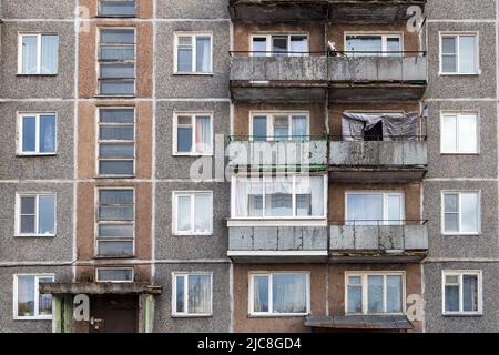 OLONEZ, RUSSLAND - 09. Mai 2022: Schäbiges fünfstöckiges Haus in Chruschtschow. Stockfoto