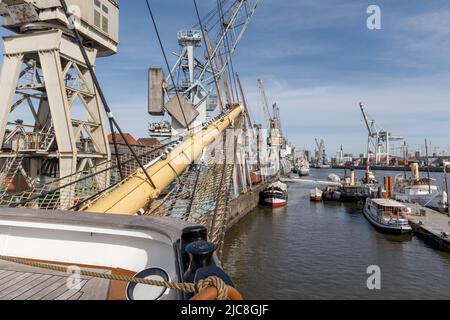 05. Mai 2022, Hamburg: Das Segelschiff Peking, Masten, Kräne, Schuppen ...